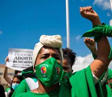 Eine in grün gekleidete Frau demonstriert, gemeinsam mit anderen, vor dem Nationalkongress in Santo Domingo am 6. Oktober 2020 für die Legalisierung von Abtreibungen.