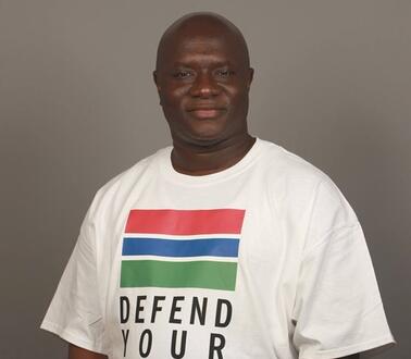 Ein dunkelhäutiger Mann, auf seinem T-Shirt steht: „Defend Your Rights".