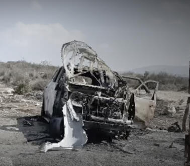 Das Bild zeigt ein zerstörtes Auto
