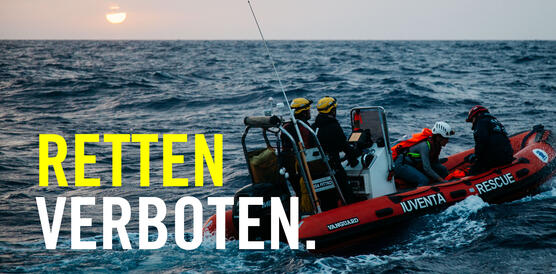 Rettungsboot im Wasser + "Retten verboten"-Aufschrift