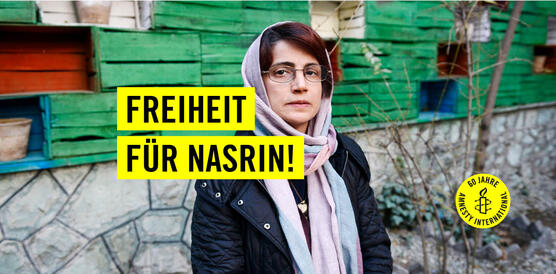 Eine Frau mit Brille einem Schal um den Kopf vor einem grauen und grünen Hintergrund. In schwarzer Schrift steht auf gelben Balken "Freiheit für Nasrin!". Auf einem gelben Kreis ist in schwarzer Schrift "60 Jahre Amnesty International" zu lesen und die Amnesty-Kerze. 