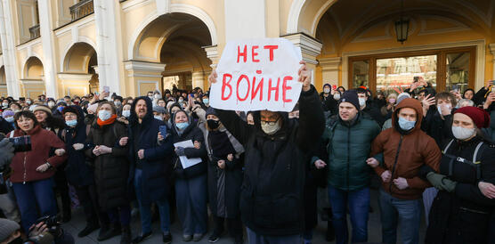 Das Bild zeigt mehrere Menschen mit Plakaten in der Hand, darauf zu lesen "Het Bonhe""