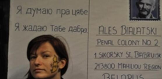 Eine polnische Amnesty-Aktivistin zeigt während des Briefmarathons 2012 ihre Solidarität mit Ales Bialiatski
