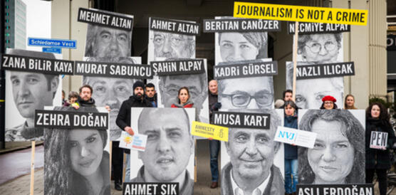 Aktivistinnen und Aktivisten demonstrieren vor dem türkischen Konsulat in Rotterdam für Meinungsfreiheit