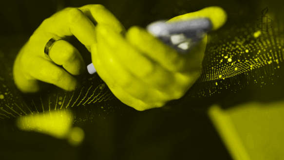 Bild-Collage in den Farben schwarz und gelb: Zwei Hände mit einem Smartphone, digitales Netz, 