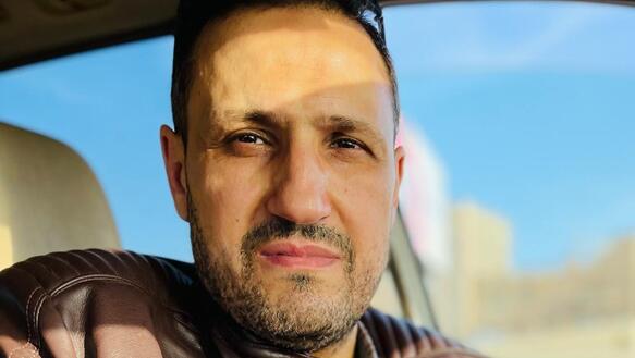 Diese Selfie-Aufnahme zeigt Farouq Alsqidig Abdulsalam Ben Saeed in einem Auto sitzend. Er blickt ernst in die Kamera.