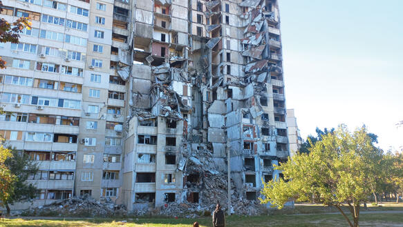 Die Hausfront eines von Raketen zerstörten mehrstöckigen Wohngebäudes.
