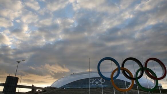 Die olympischen Ringe vor dem Bolschoi-Eispalast in Sotschi