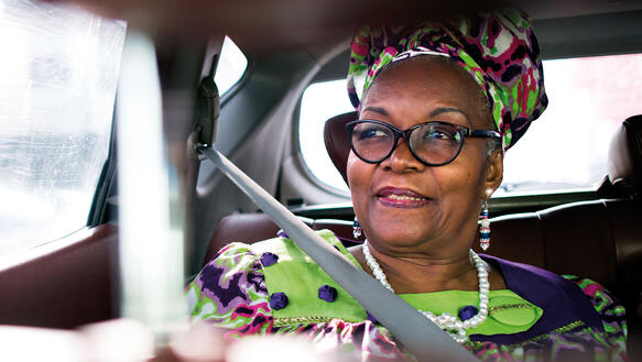 Die andere Stimme Kameruns. Alice Nkom unterwegs zu einem Arbeitstermin in Douala