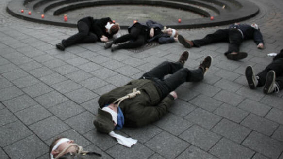 Gemeinsam setzten die Mitglieder der Bonner Amnesty-Gruppe ein Zeichen und lagen hilflos wie die Opfer der Todesstrafe am Boden