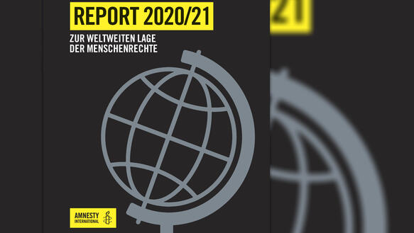 Das Cover zeigt die Grafik eines Globus. Darüber steht: Amnesty International Report 2020/2021 - Zur weltweiten Lage der Menschenrechte. Unten links ist das Amnesty-Logo abgebildet mit einer Kerze, die mit Stacheldraht umwickelt ist.