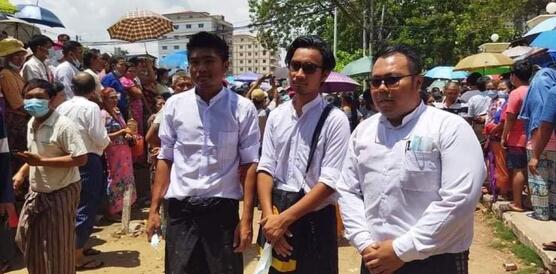 Die drei Satiriker Zayar Lwin, Paing Phyo Min und Paing Ye Thu, dahinter eine Menschenmenge