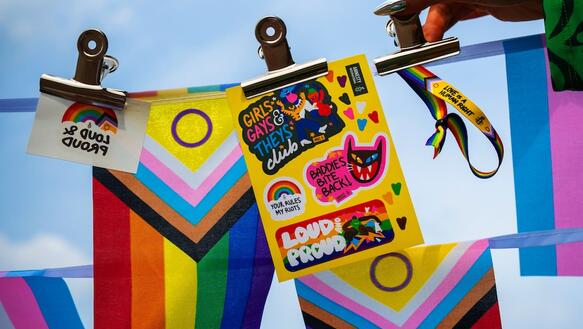 Das Amnesty Pride Kit 2026 Das Amnesty Pride Kit 2026 präsentiert auf einer Wäscheleine