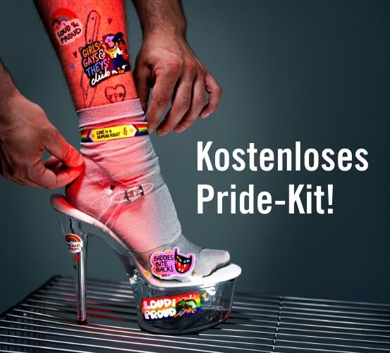 Ein Fuß in einem High Heel dekoriert mit dem Amnesty Internatioanl Deutschland Pride Kit 2026 Ein Fuß in einem High Heel dekoriert mit dem Amnesty Internatioanl Deutschland Pride Kit 2026